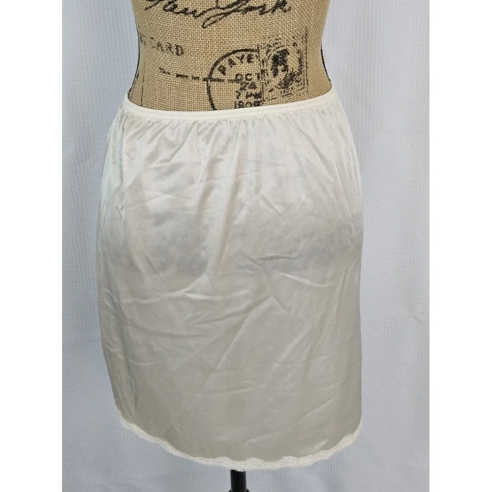Cabernet women's Beige Short Small Half elastic‎ waist slip Petticoat Small 18
